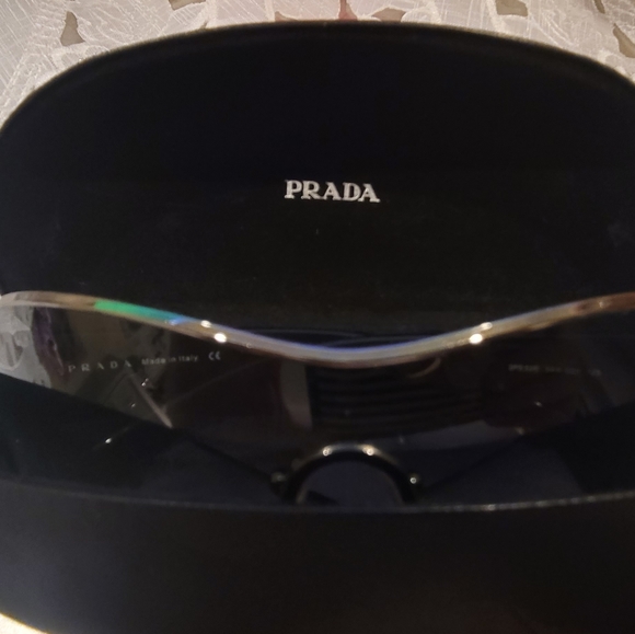 Prada sunglasses authentic - Picture 3 of 6